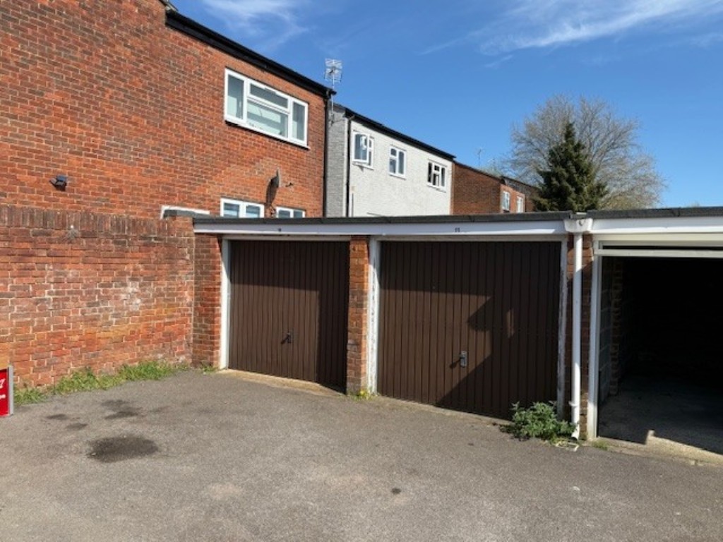 Lot: 13 - NINE FREEHOLD GARAGES IN BLOCK - Garages